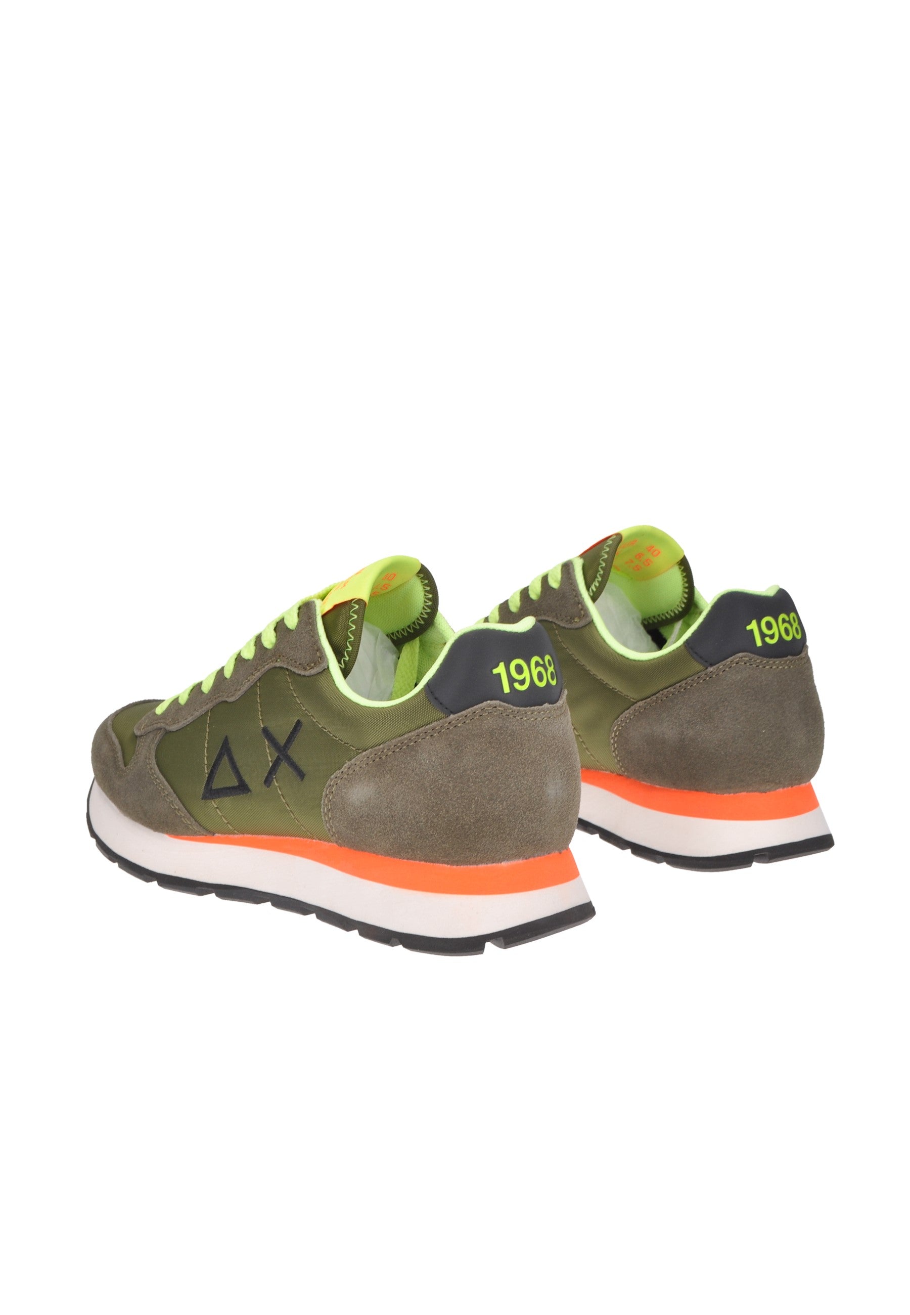 Z35102 sneaker SUN68, Tom Fluo in camo, padded insole, stylish green and orange design.